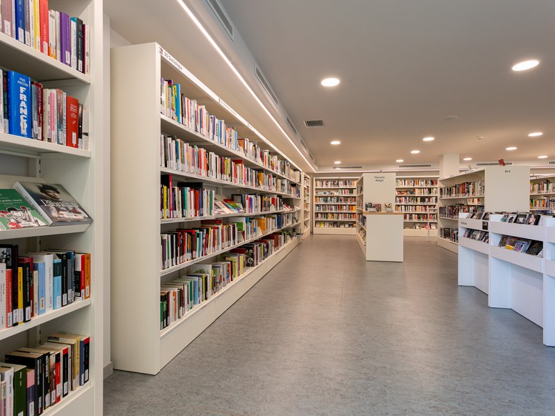 Estanteries amb el fons bibliogràfic
