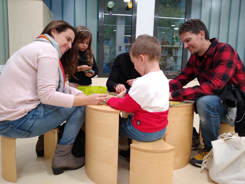 Família a la sala infantil