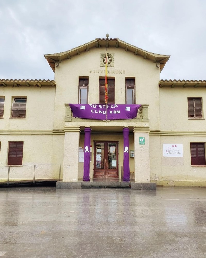 L'ajuntament amb pancarta 8M