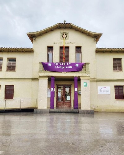 L'ajuntament amb pancarta 8M