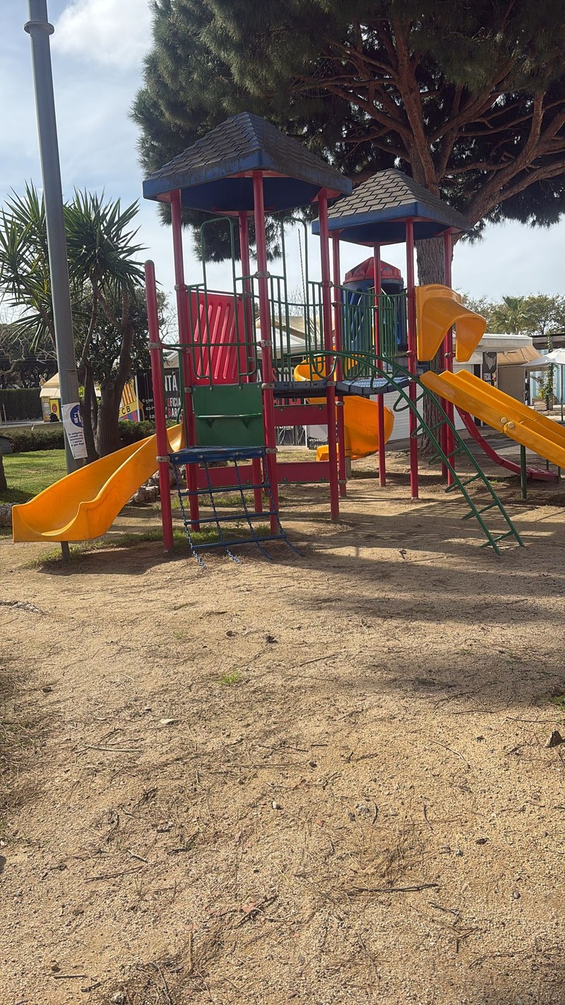 Instal·lació infantil al passeig, a la zona hotelera