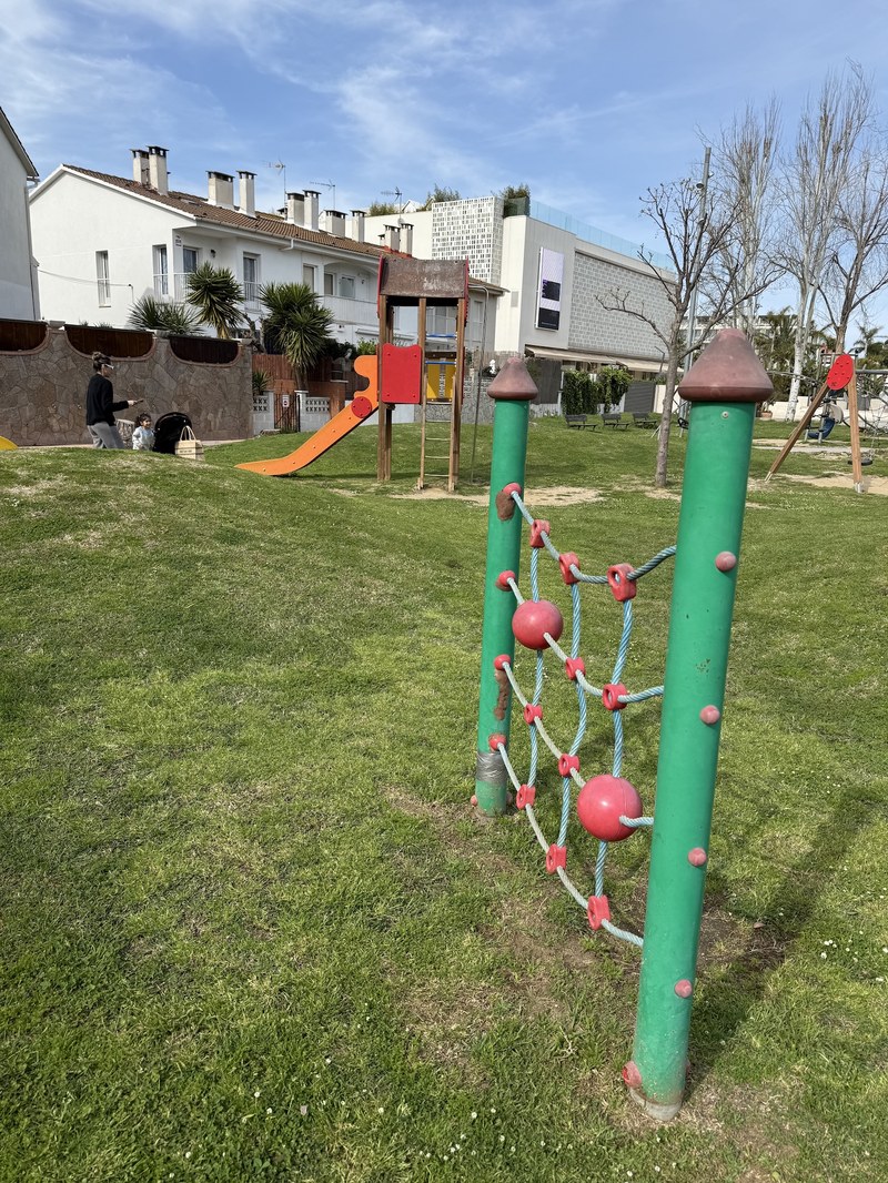 Zona infantil del Parc de les Dunes, al passeig