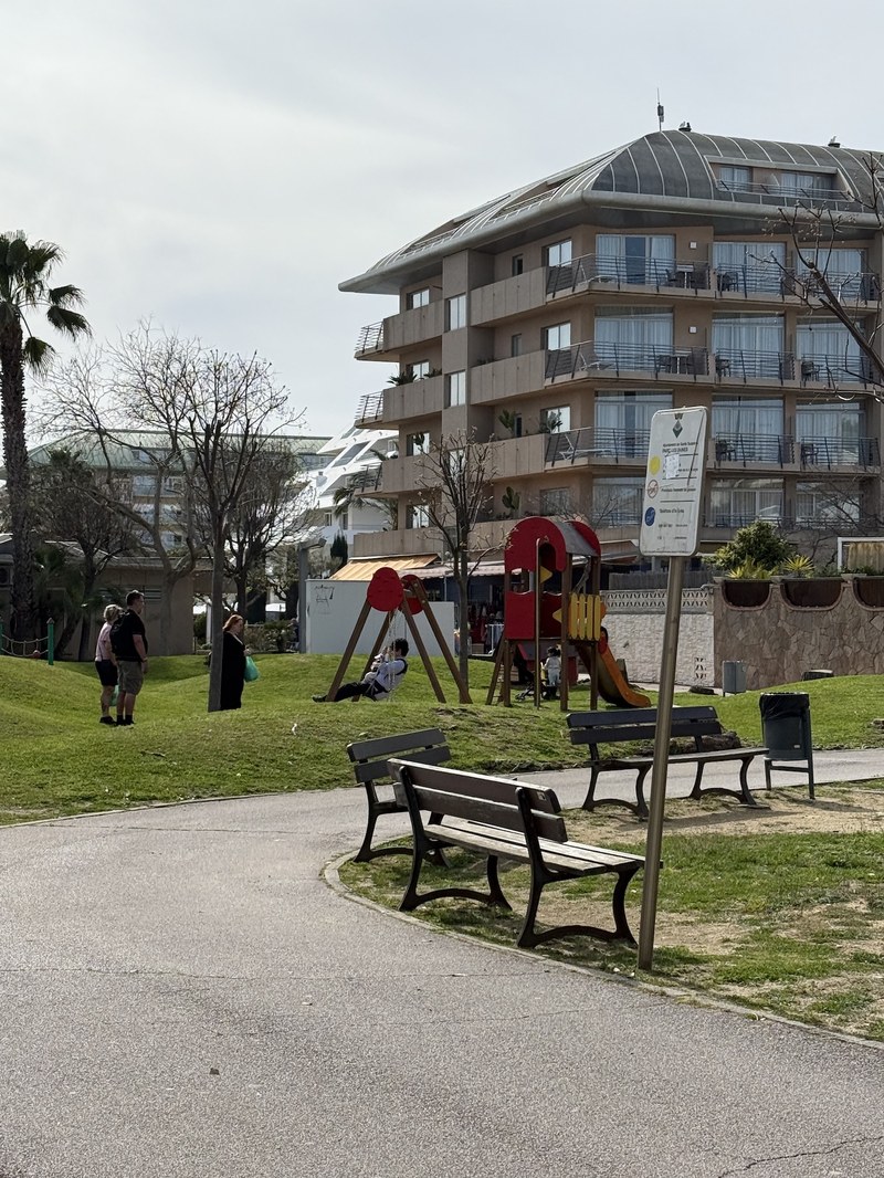 Zona infantil del Parc de les Dunes, al passeig