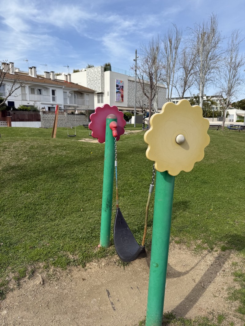 Zona infantil del Parc de les Dunes, al passeig
