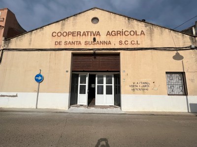 Imatge antiga de la façana de la Cooperativa, ara convertida en hotel d'entitats