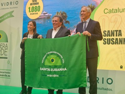 L'alcalde, en l'acte de lliurament (oct 2024) de la Bandera Verda d’Ecovidrio en reconeixement del treball i la implicació de l’hostaleria en el reciclatge del vidre a Santa Susanna